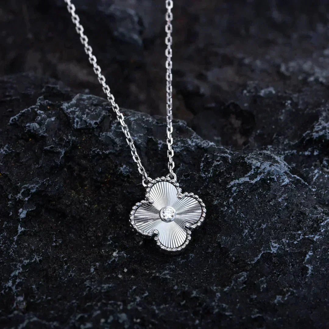 ??MIRA?¡¥CLOVER  15MM DIAMOND LASER NECKLACE SILVER