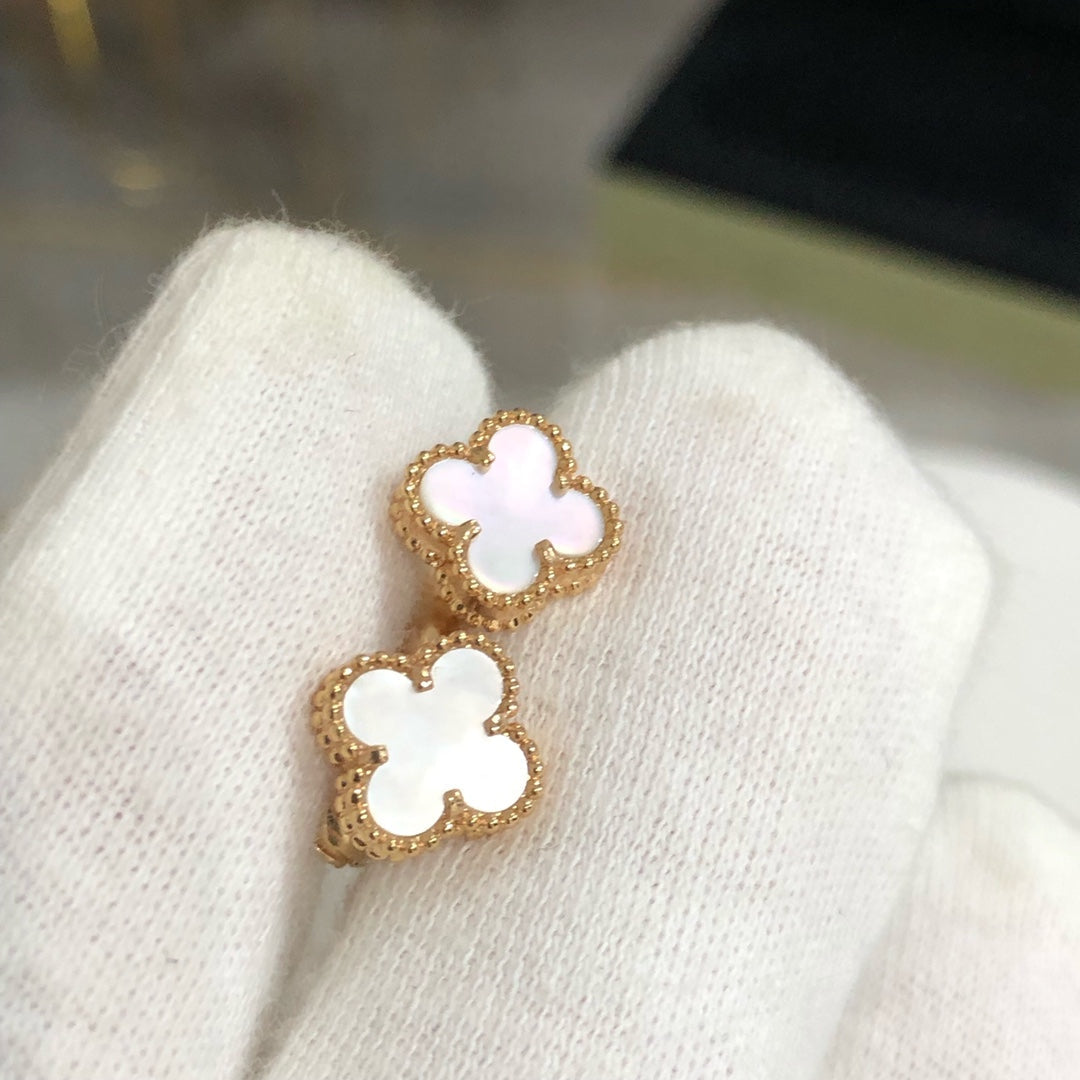??MIRA?¡¥CLOVER MINI GOLD EARRINGS