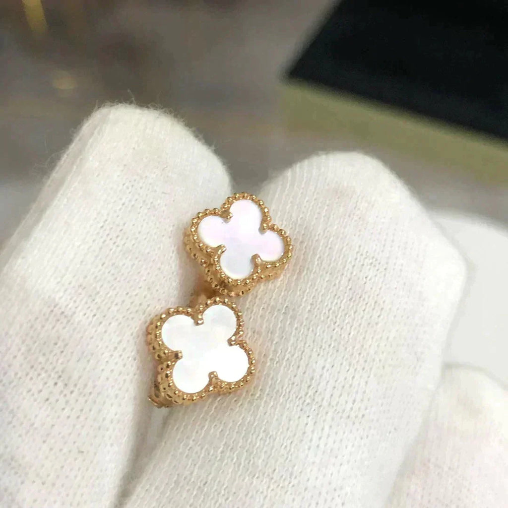 ??MIRA?¡¥CLOVER MINI 9.5MM WHITE MOP EARRINGS