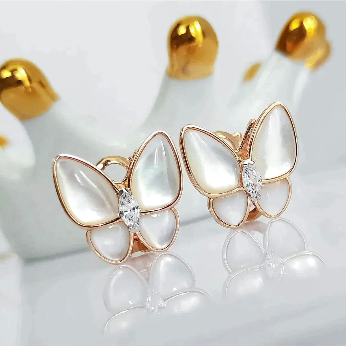 ??MIRA?¡¥BUTTERFLY MOP DIAMOND EARRINGS