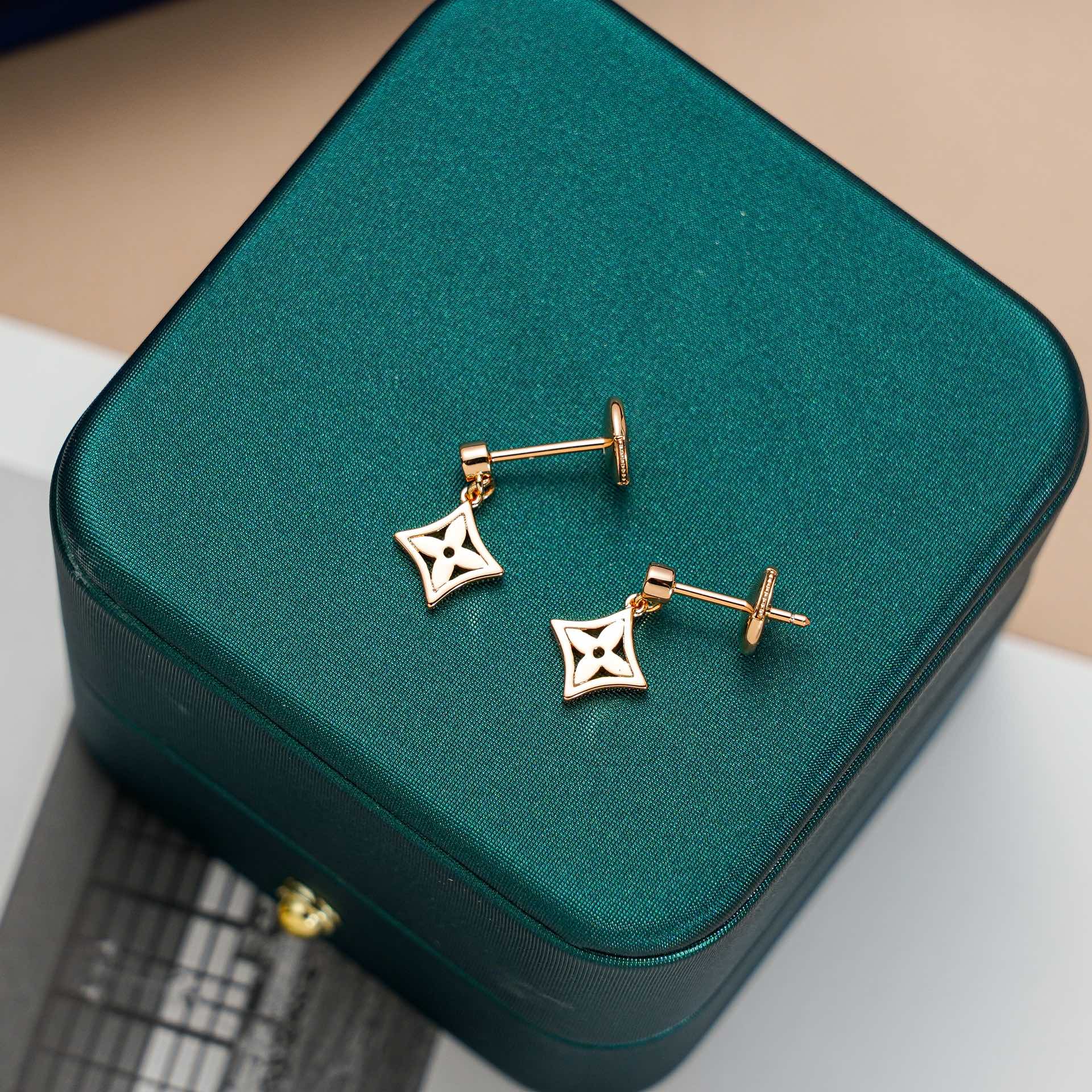 ??MIRA?¡¥STAR EARRINGS GOLD