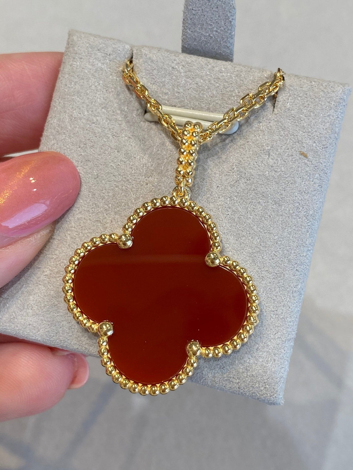 ??MIRA?¡¥CLOVER 25MM NECKLACE GOLD CARNELIAN