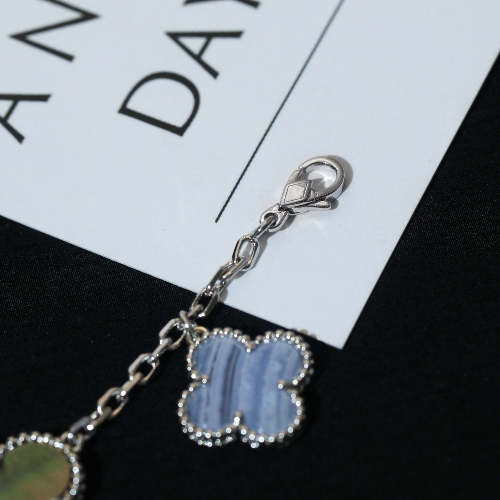 ??MIRA?¡¥CLOVER BRACELET 5 MOTIFS MOP CHALCEDONY SILVER