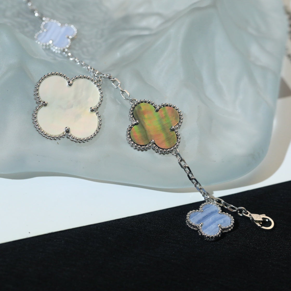??MIRA?¡¥CLOVER BRACELET 5 MOTIFS MOP CHALCEDONY SILVER