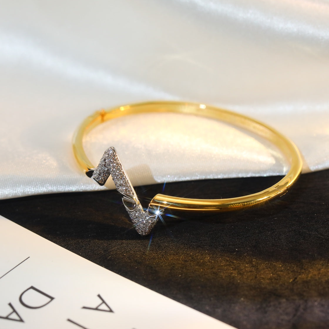??MIRA?¡¥VOLTE UPSITE DOWN GOLD DIAMOND BRACELET