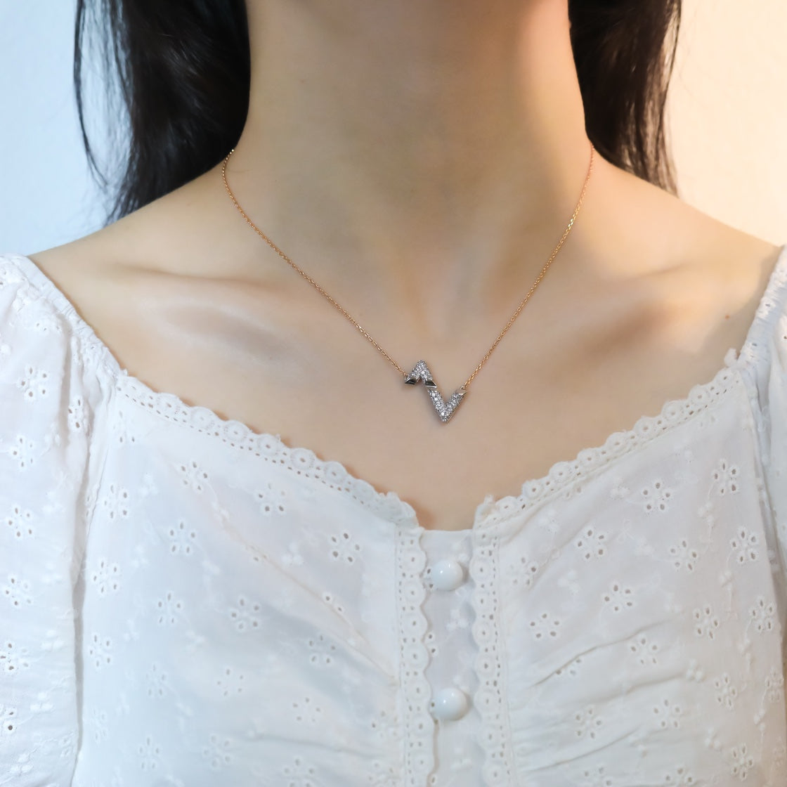 ??MIRA?¡¥VOLT SILVER DIAMOND PEDANT NECKLACE