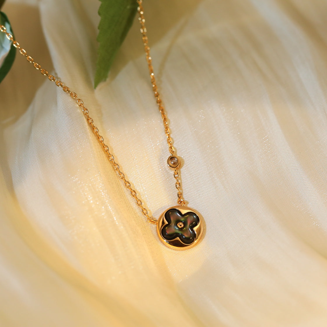 ??MIRA?¡¥SUN PEDANT PINK GOLD 1 DIAMOND NECKLACE