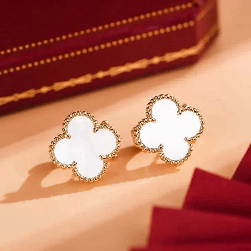 ??MIRA?¡¥CLOVER MEDIUM 1 MOTIFS  WHITE MOP STUD EARRINGS