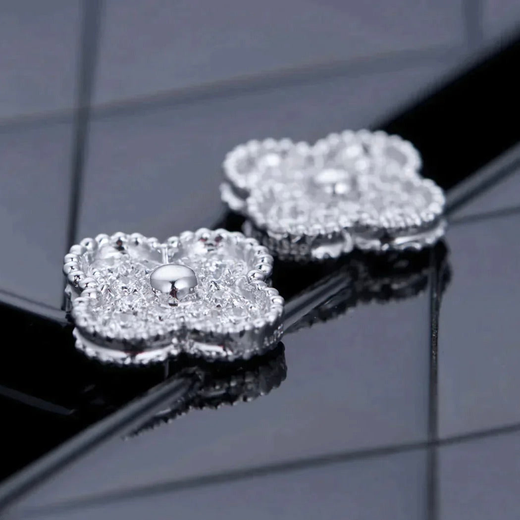 ??MIRA?¡¥CLOVER 1 MOTIFS DIAMOND STUD EARRINGS SILVER