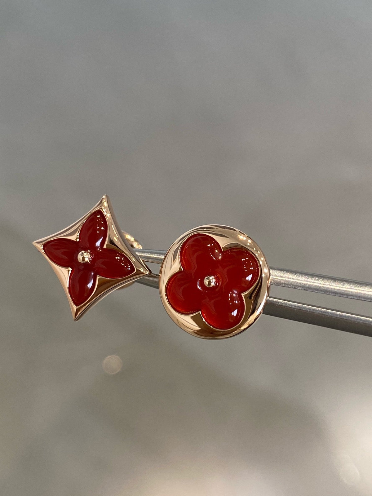 ??MIRA?¡¥STAR AND SUN PINK GOLD CARNELIAN STUD EARRINGS