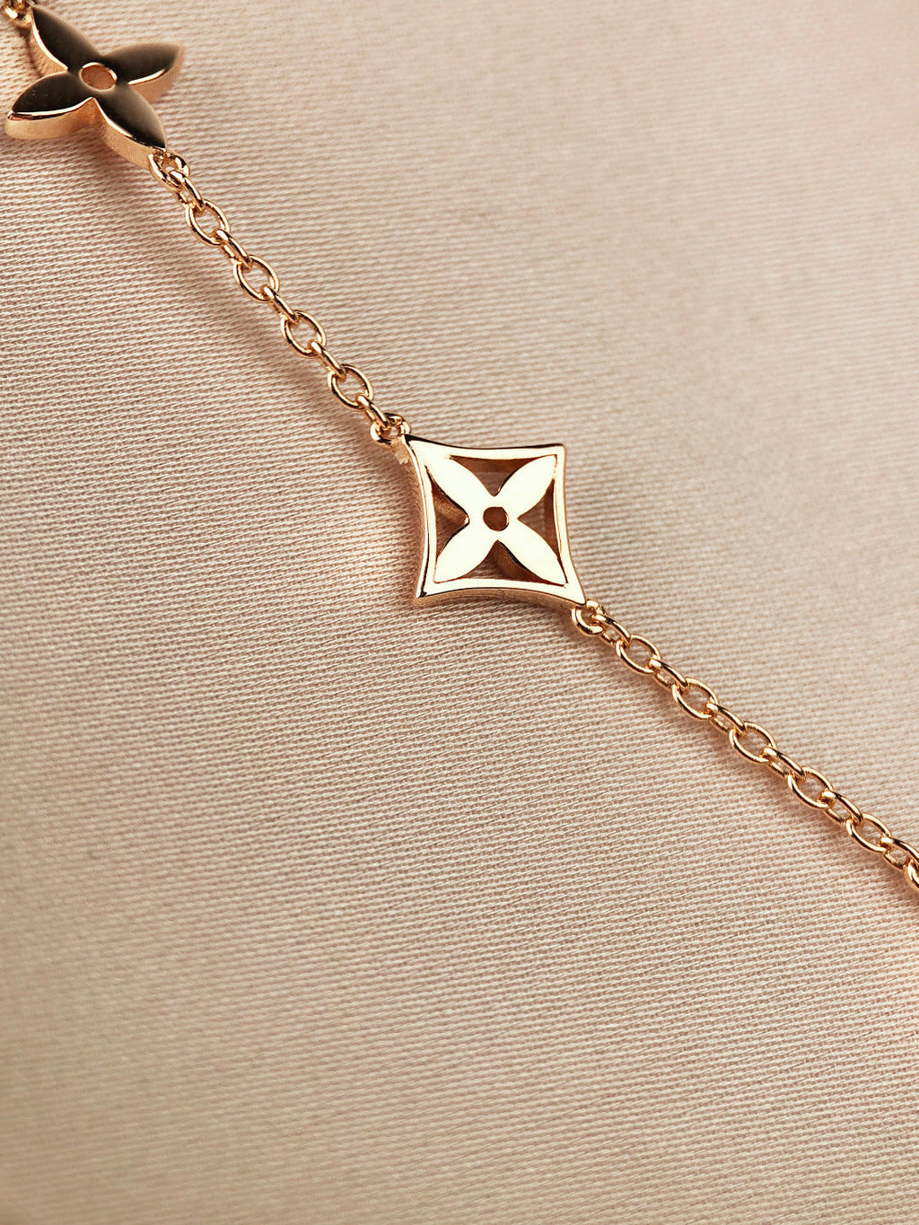 ??MIRA?¡¥STAR AND SUN 7 MOTIFS GOLD BRACELET