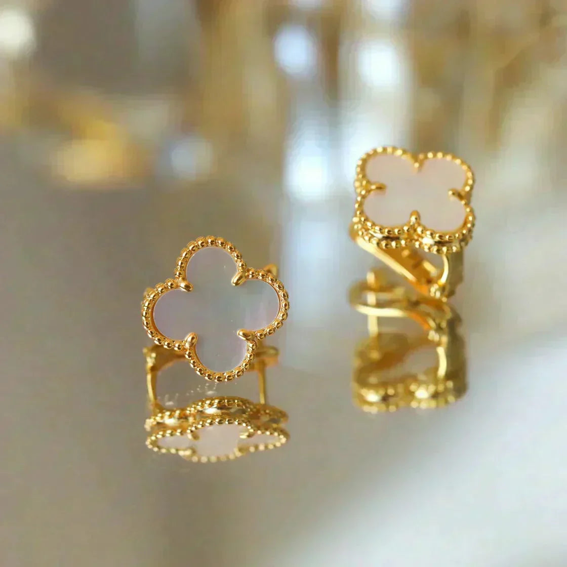 ??MIRA?¡¥CLOVER MEDIUM 1 MOTIFS  WHITE MOP STUD EARRINGS
