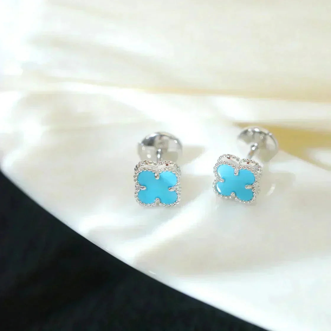 ??MIRA?¡¥CLOVER MINI 9.5MM ONYX STUD EARRINGS SILVER