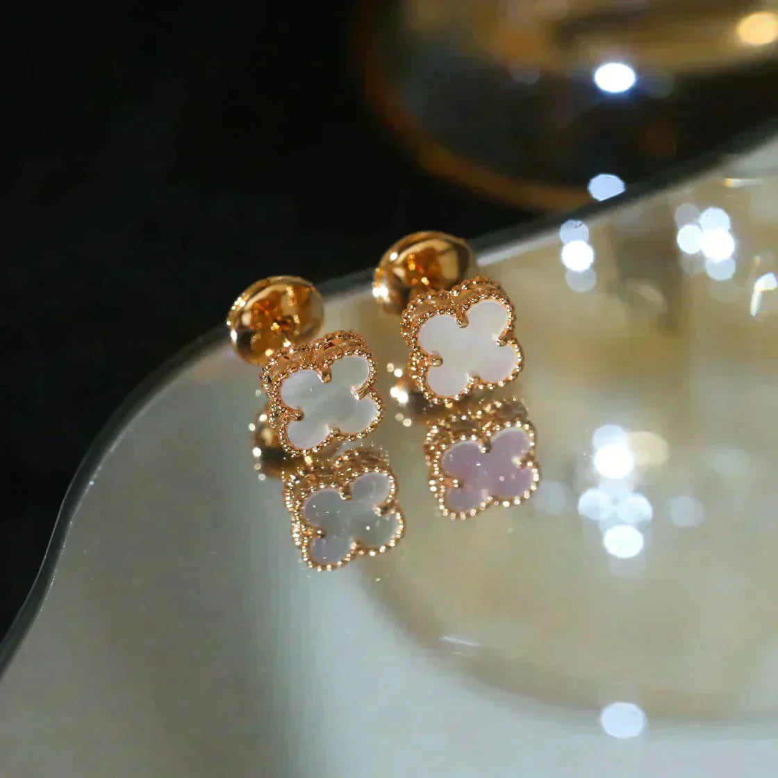 ??MIRA?¡¥CLOVER MINI 9.5MM WHITE MOP EARRINGS