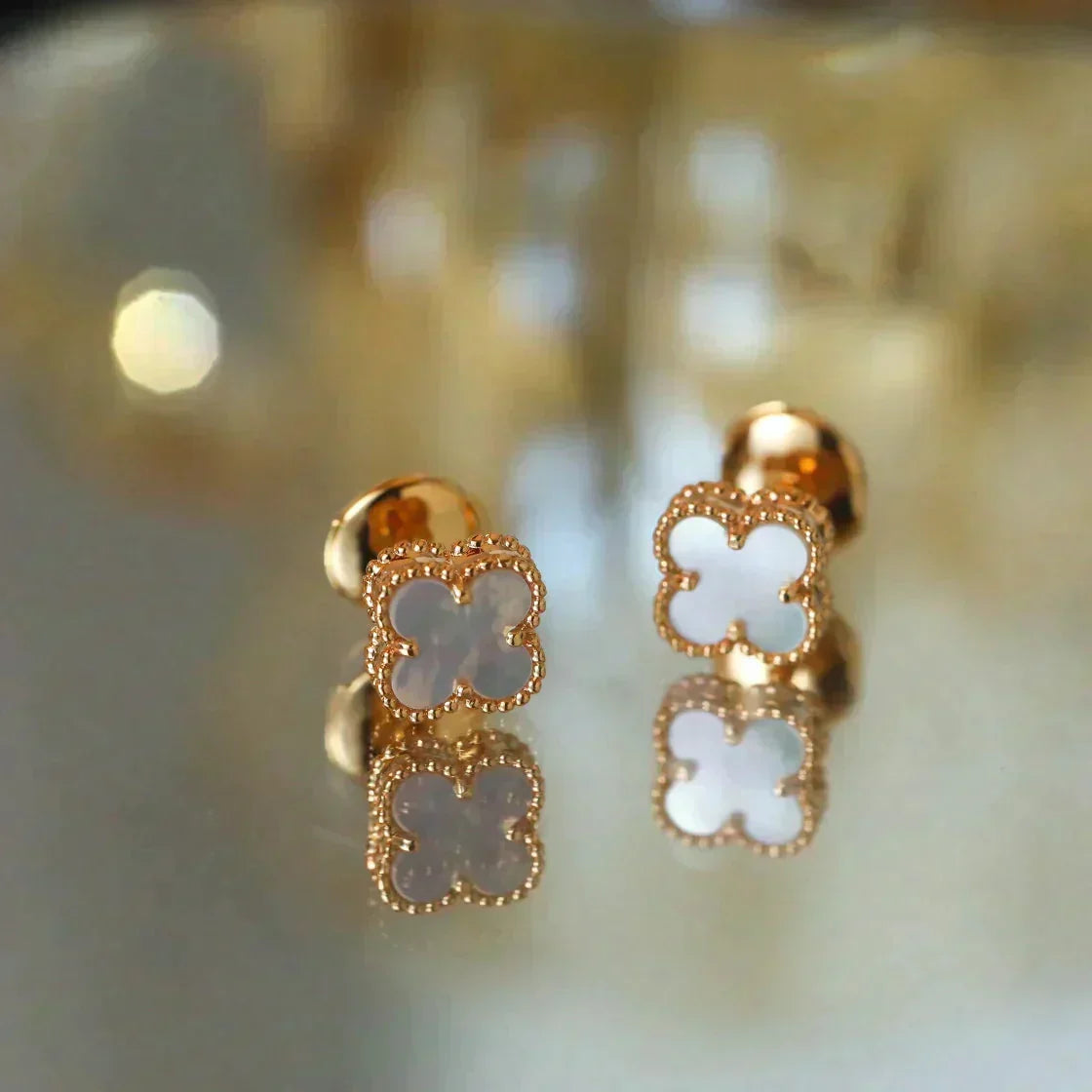??MIRA?¡¥CLOVER MINI 9.5MM WHITE MOP EARRINGS