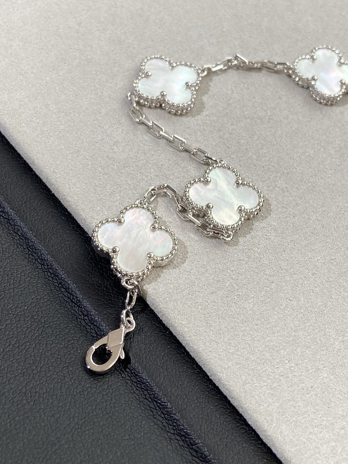[MIRA]New CLOVER WHITE PEARL MOP 5 MOTIF BRACELET COLLECTION