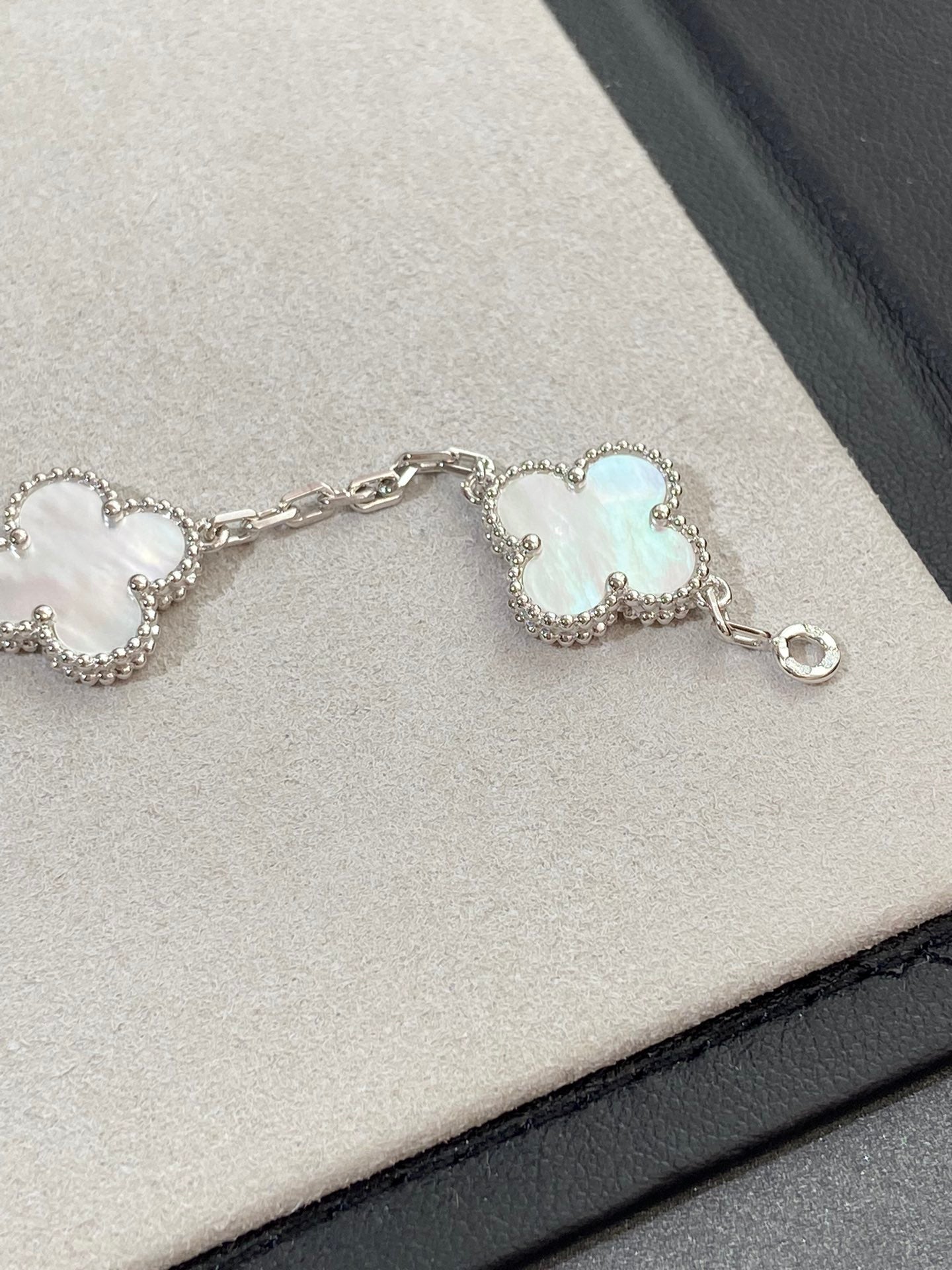 [MIRA]New CLOVER WHITE PEARL MOP 5 MOTIF BRACELET COLLECTION