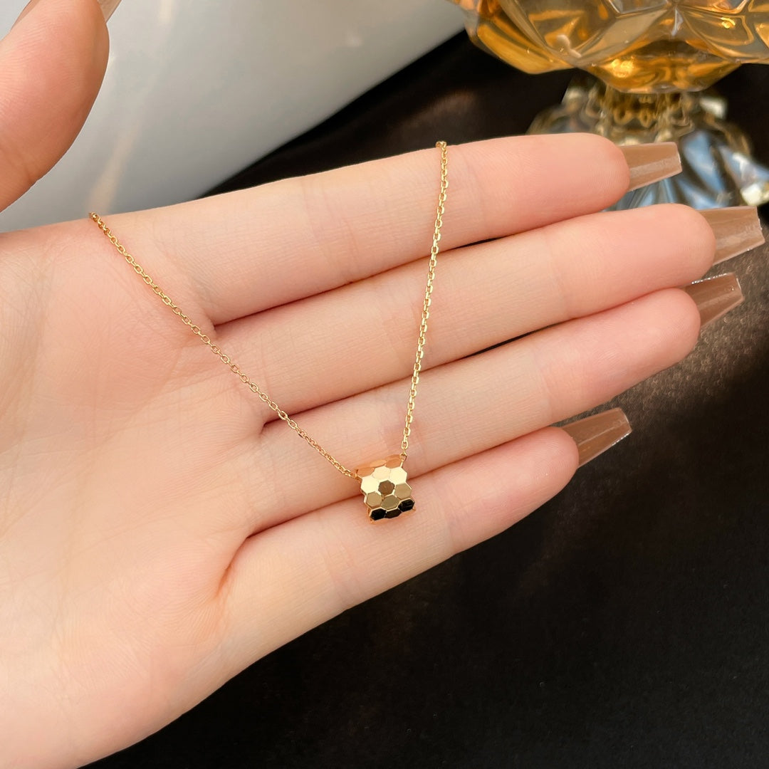 ??MIRA?¡¥BEE MINI NECKLACE