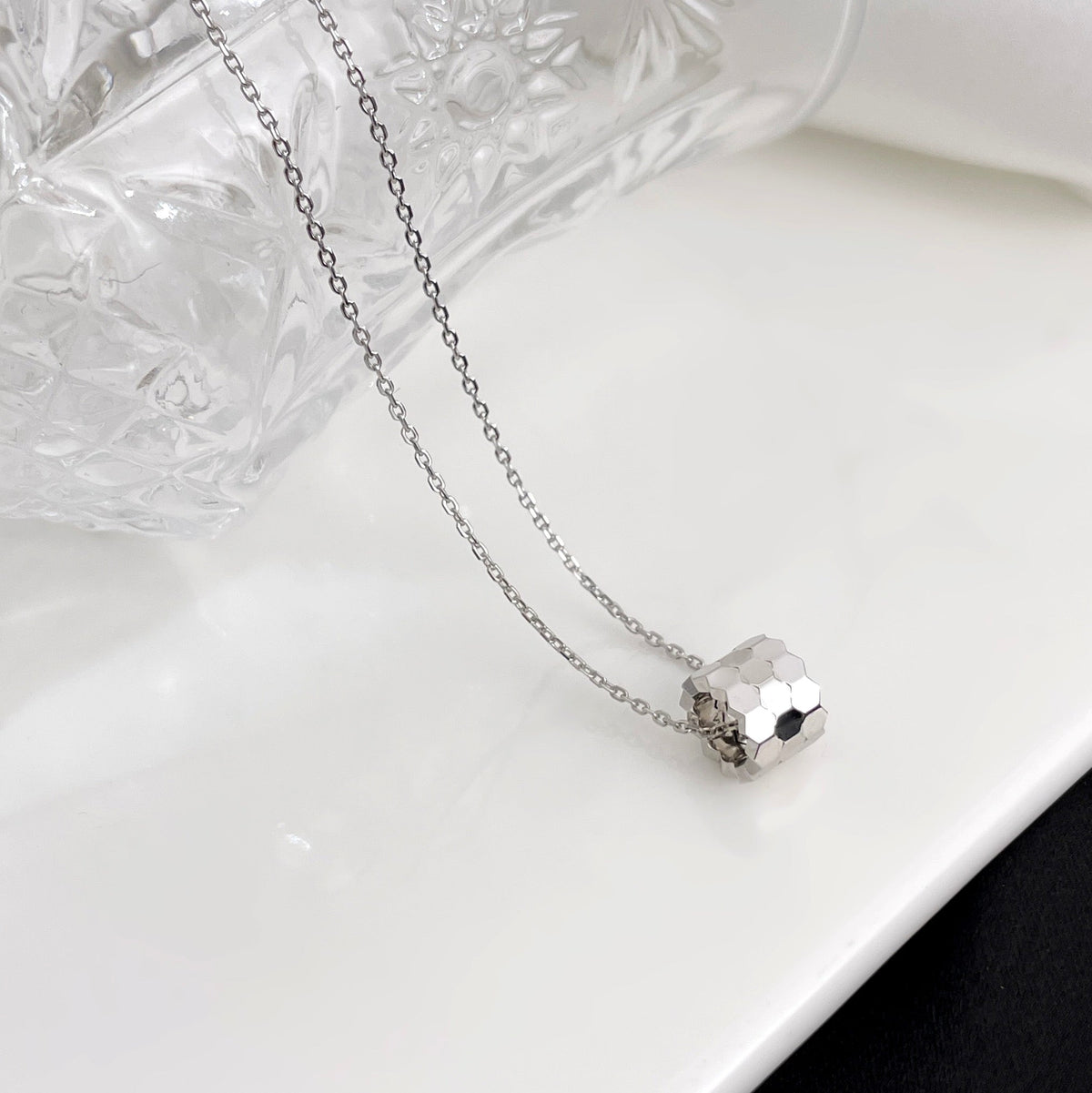??MIRA?¡¥BEE MINI NECKLACE