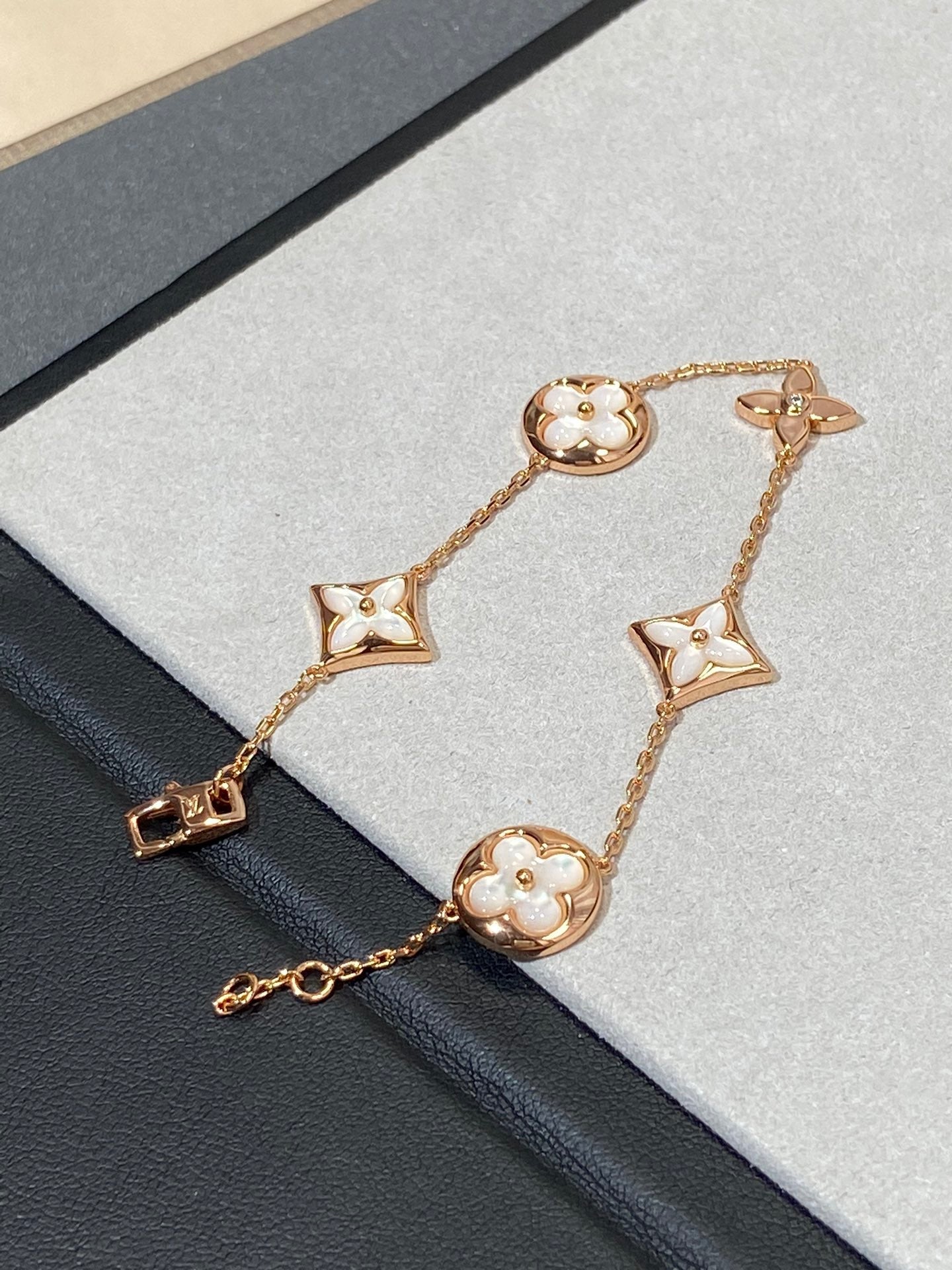 ??MIRA?¡¥STAR AND SUN 5 MOTIF MOP PINK GOLD BRACELET