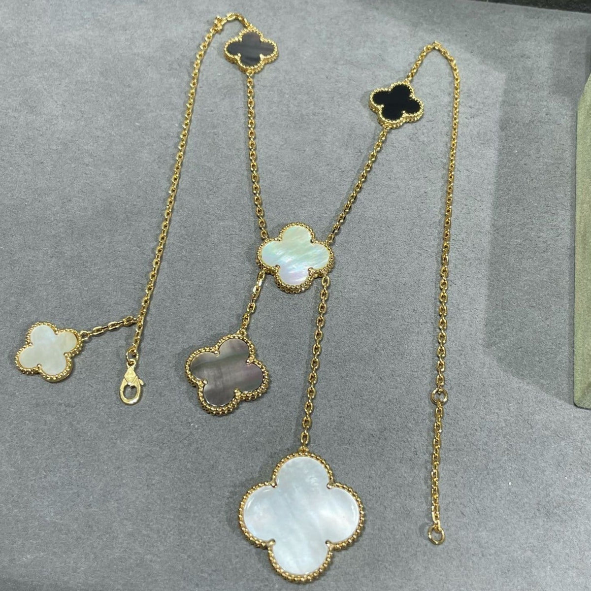 ??MIRA?¡¥CLOVER 6 MOTIF MOP ONYX GOLD NECKLACE