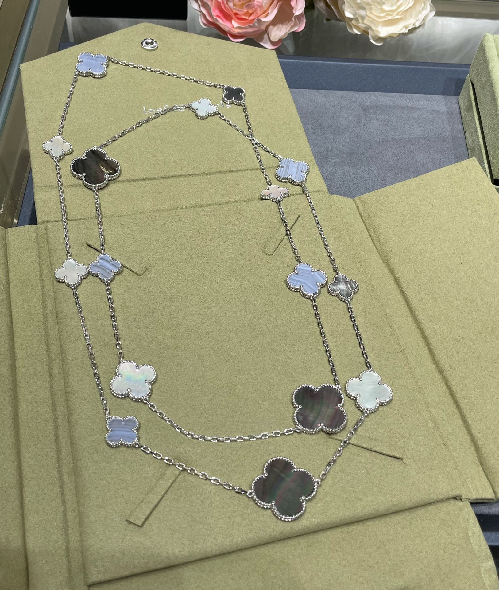 ??MIRA?¡¥CLOVER 16 MOTIF CHALCEDONY MOP SILVER NECKLACE