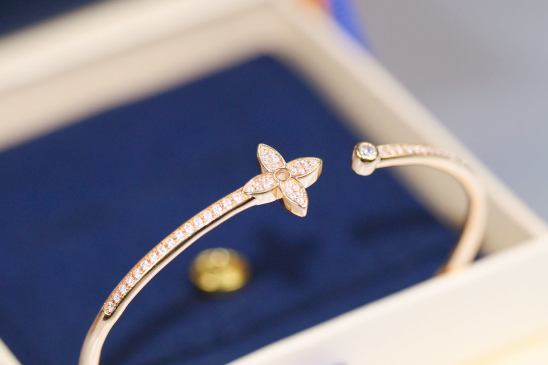 ??MIRA?¡¥IDYLLE PINK GOLD OPEN BRACELET DIAMOND PAVED
