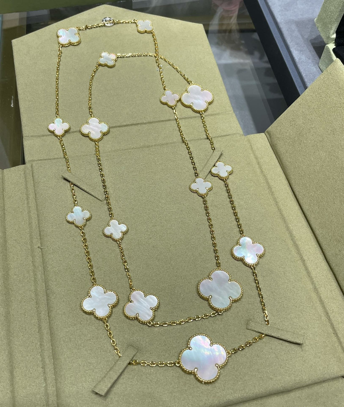 ??MIRA?¡¥CLOVER 16 MOTIF WHITE MOP GOLD NECKLACE