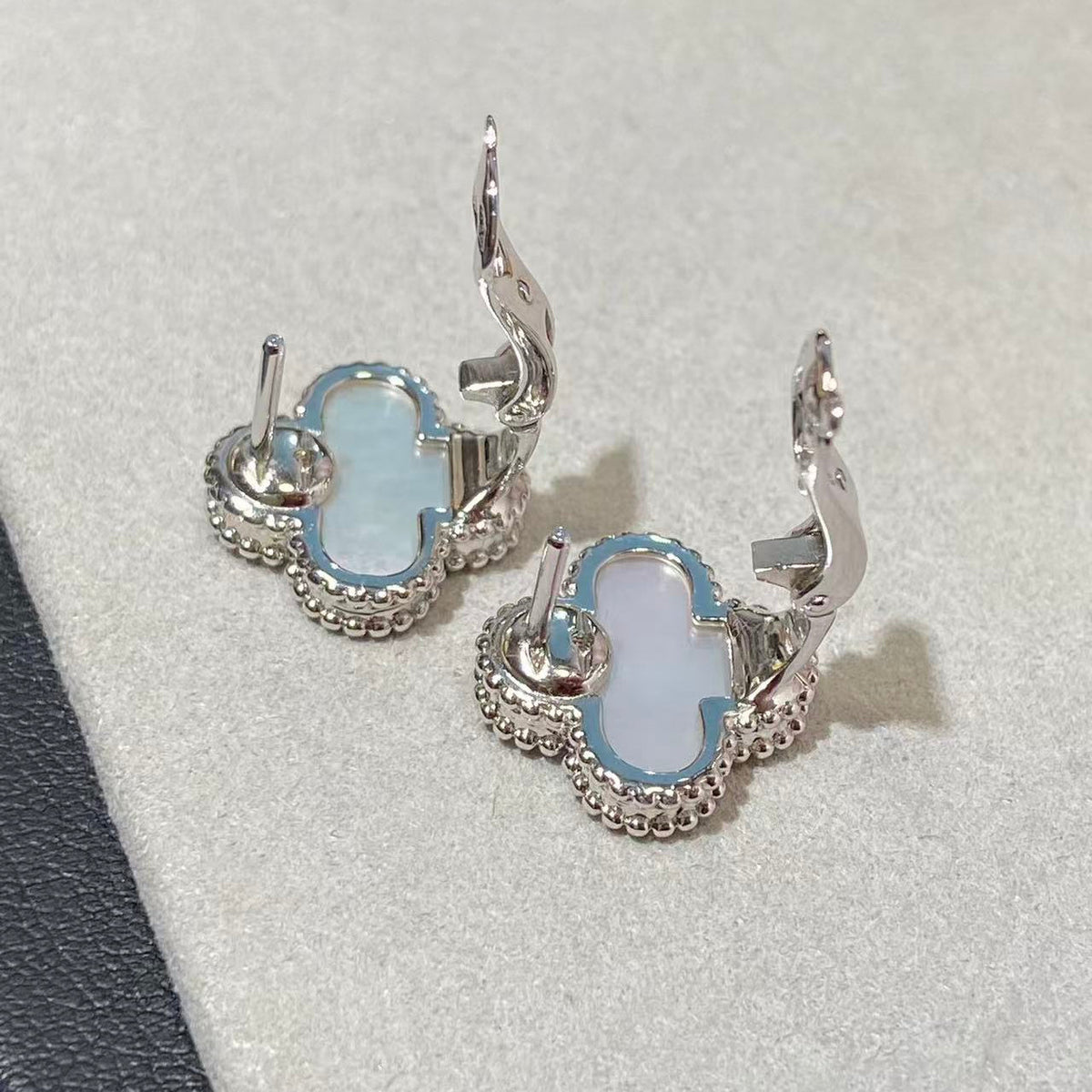 [MIRA] CLOVER LARGE (20mm) 1 MOTIFS WHITE MOP STUD EARRINGS
