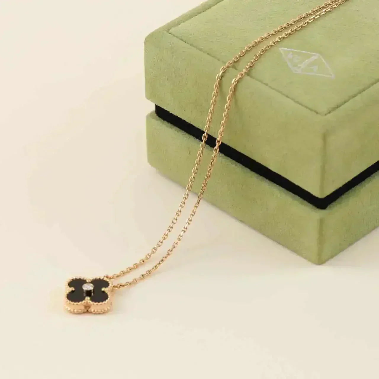 ??MIRA?¡¥CLOVER 15MM DIAMOND ONYX NECKLACE