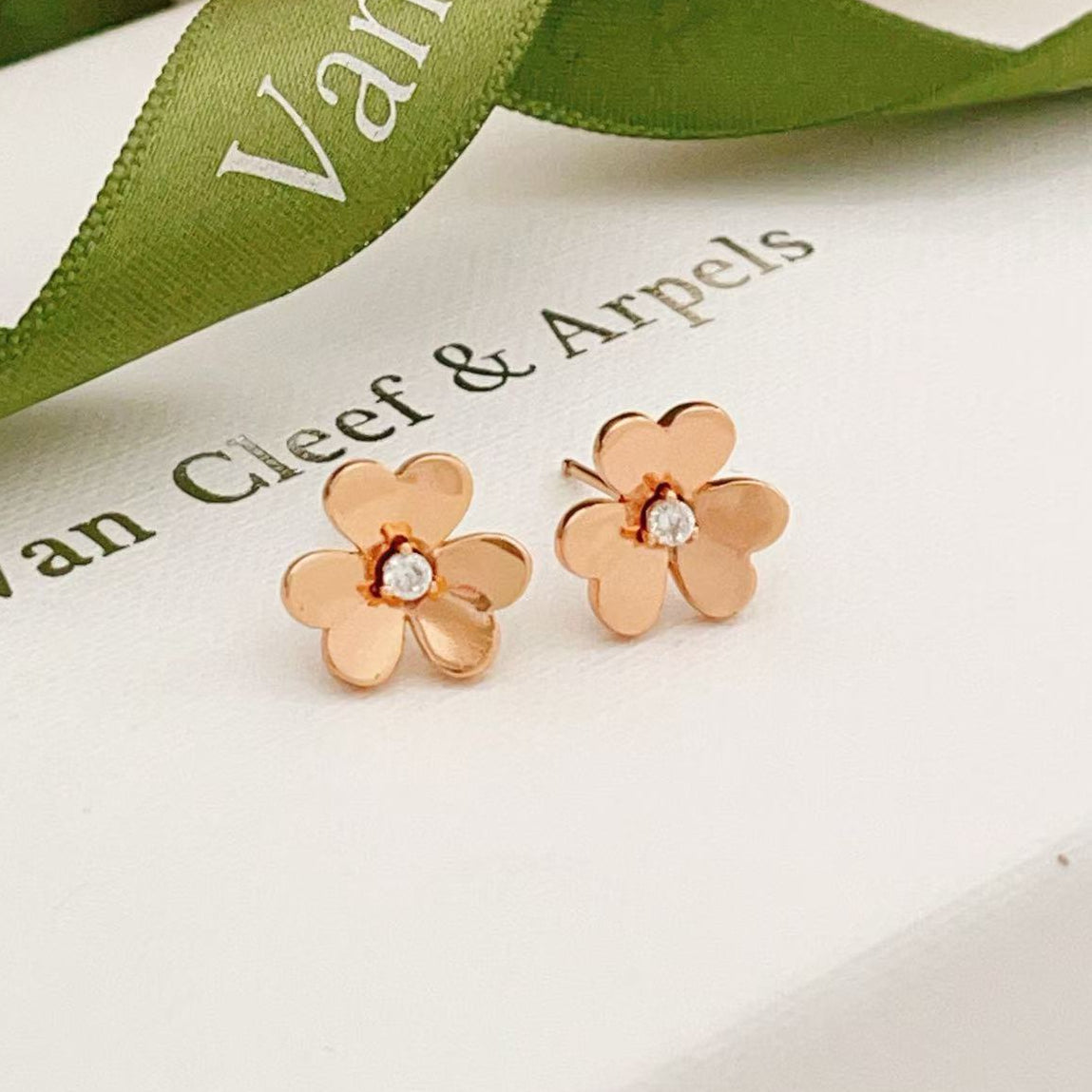 ??MIRA?¡¥FRIVOLE MINI FLOWER EARRINGS