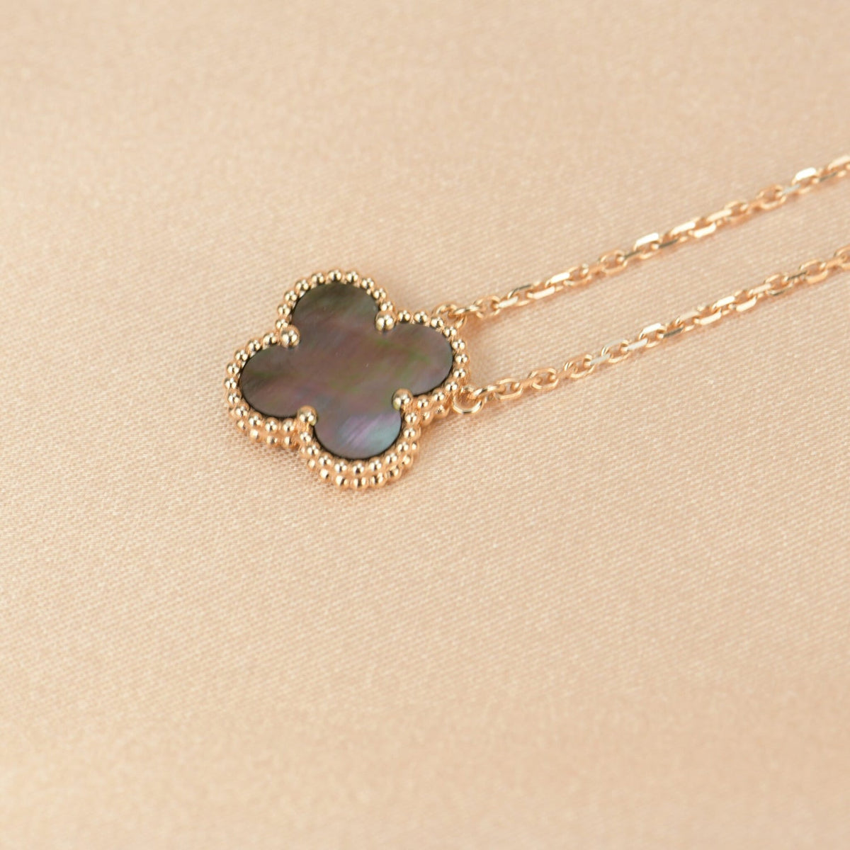 ??MIRA?¡¥CLOVER 15MM  GRAY MOTHER OF PEARL NECKLACE