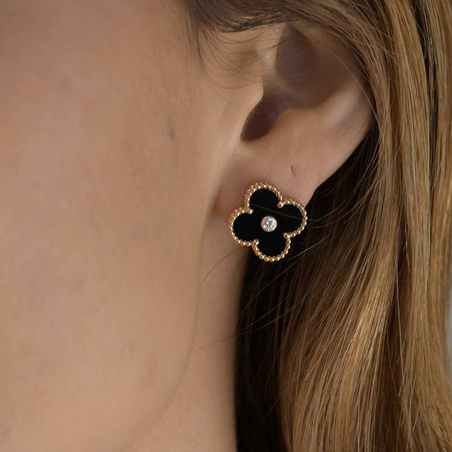 ??MIRA?¡¥CLOVER MEDIUM 1 MOTIFS ONYX DIAMOND EARRINGS