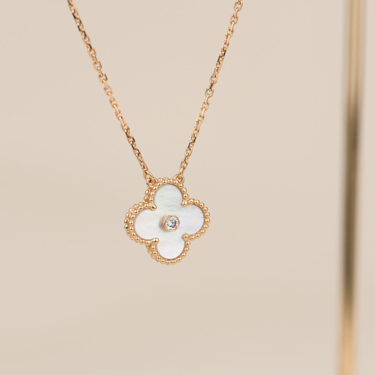 ??MIRA?¡¥CLOVER 15MM DIAMOND WHITE FRITILLARIA NECKLACE