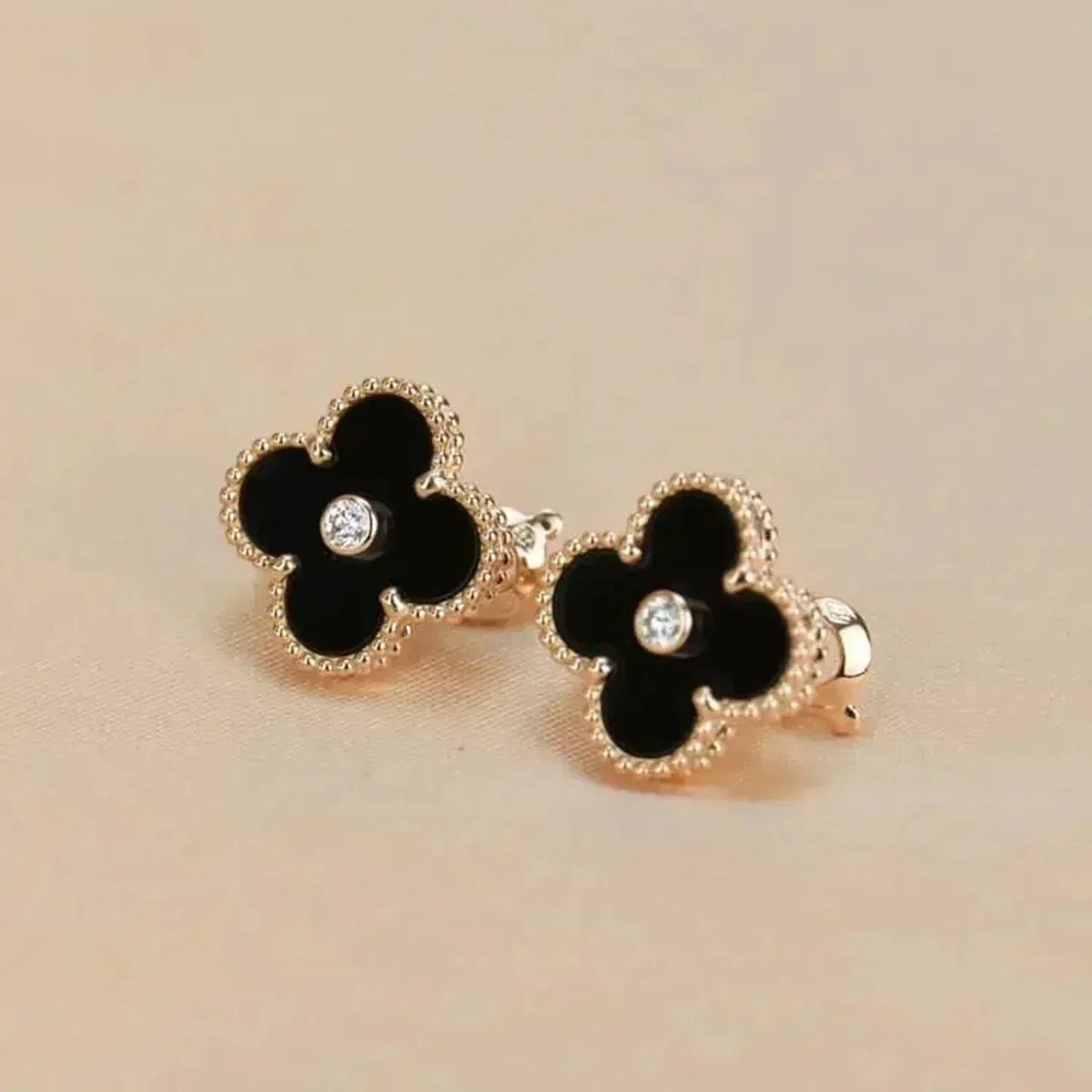 ??MIRA?¡¥CLOVER MEDIUM 1 MOTIFS ONYX DIAMOND EARRINGS