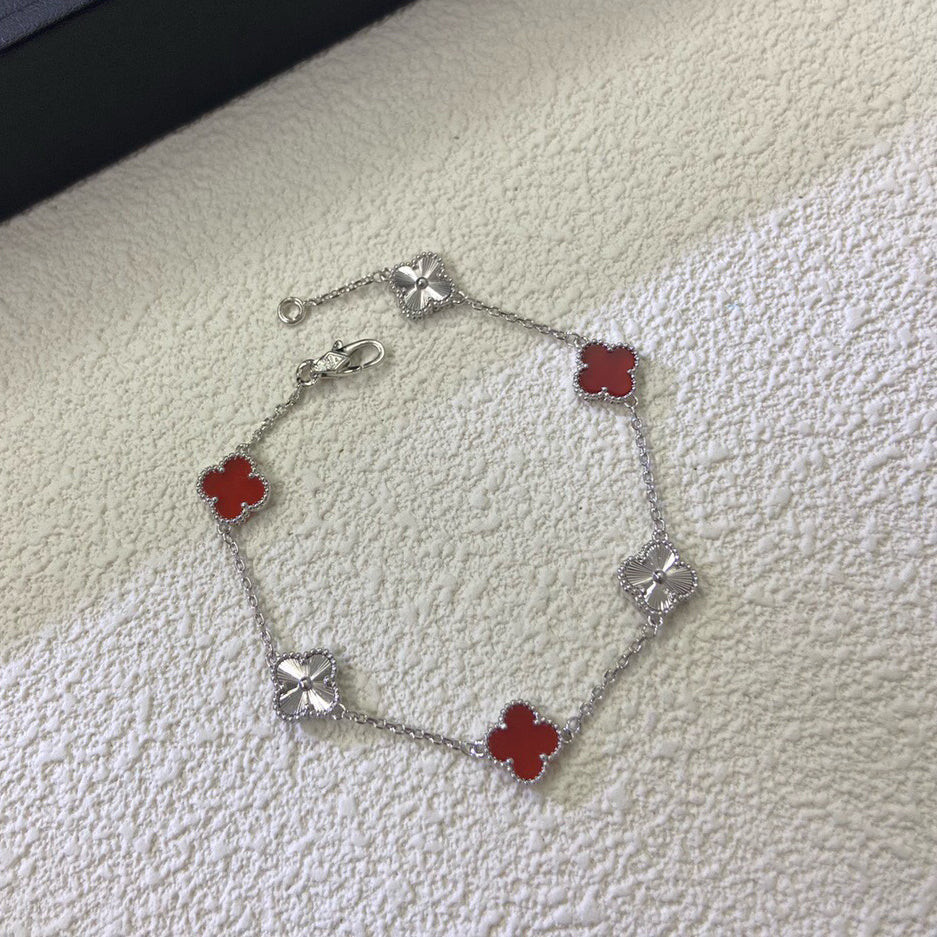 [??MIRA?¡¥]CLOVER 6 MOTIF RED AGATE LASER BRACELET