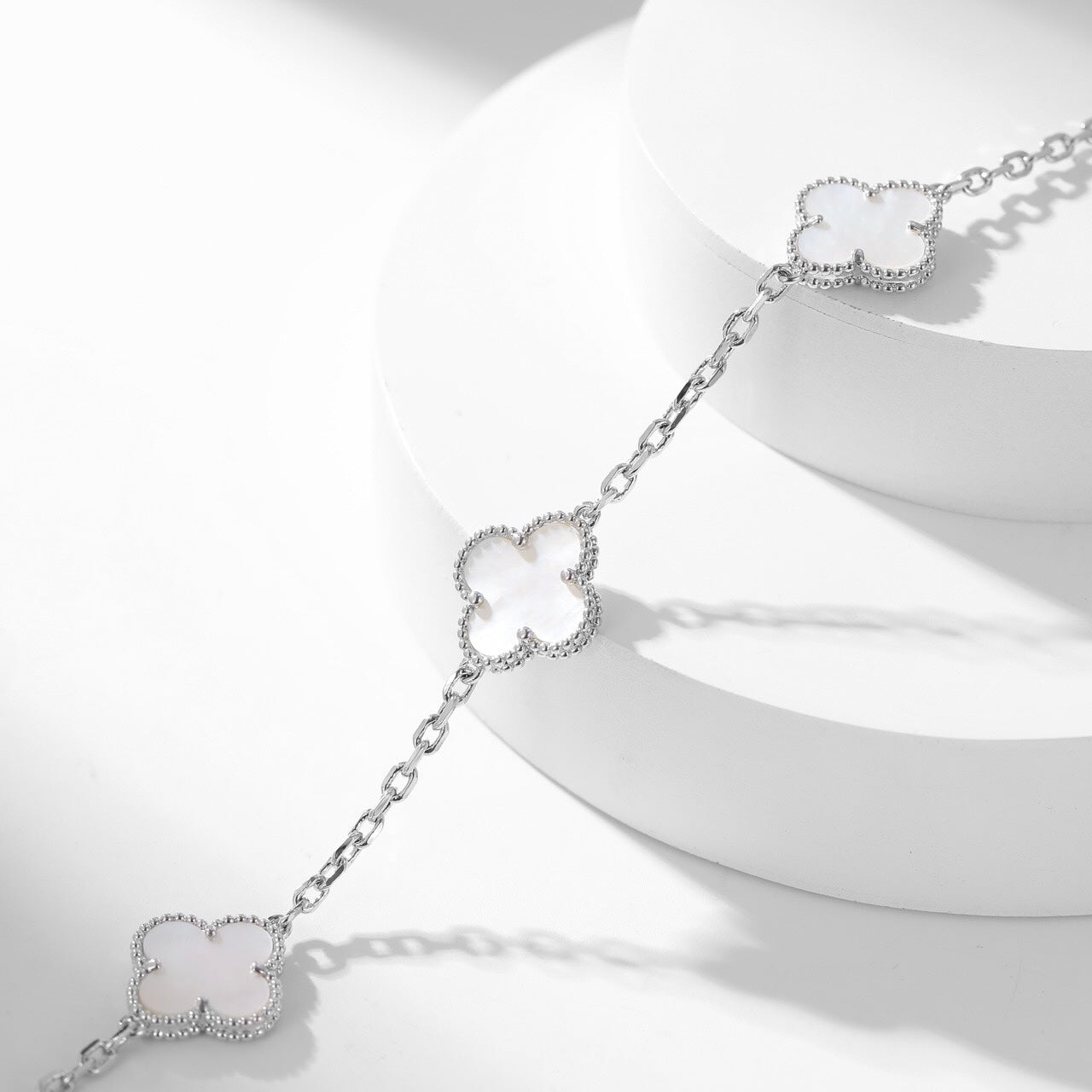 ??MIRA?¡¥CLOVER 10 MOTIFS WHITE MOTHER OF PEARL NECKLACE