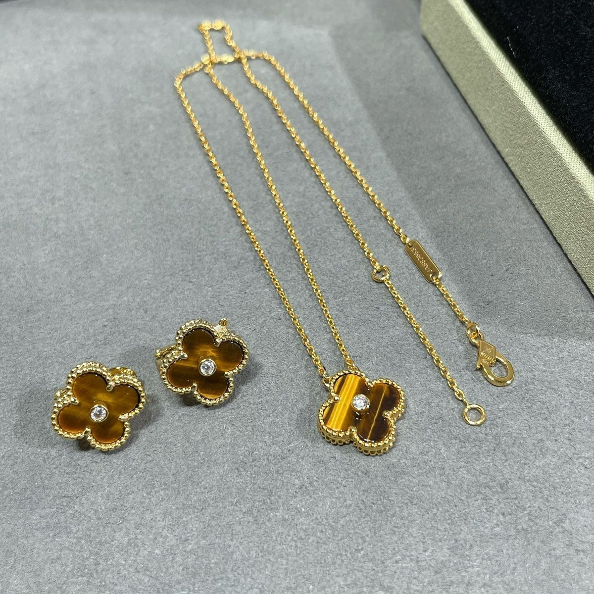 ??MIRA?¡¥CLOVER 15MM DIAMOND AND YELLOW TIGER'S EYE AGATE necklace