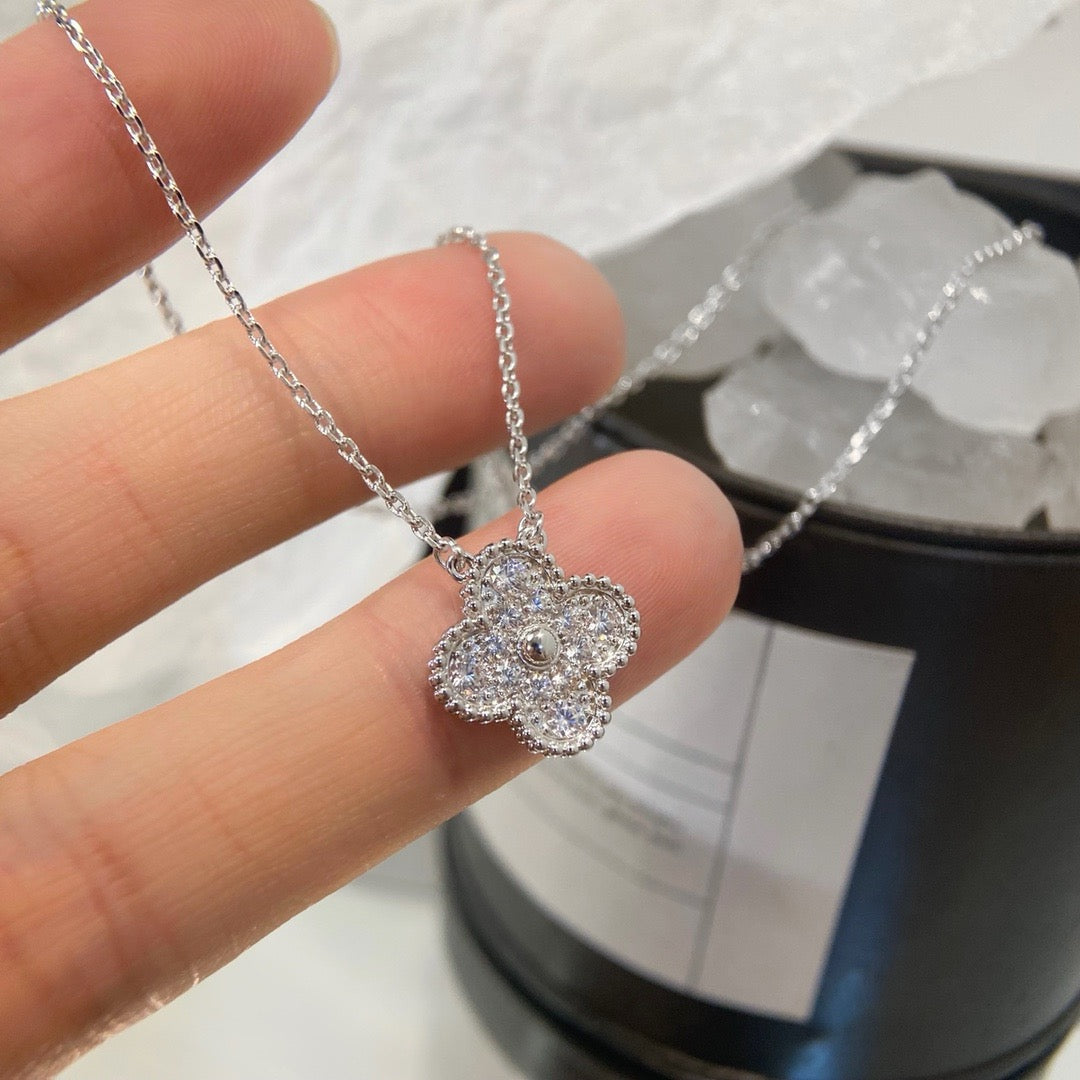 ??MIRA?¡¥CLOVER 15MM DIAMOND SINGLE FLOWER NECKLACE