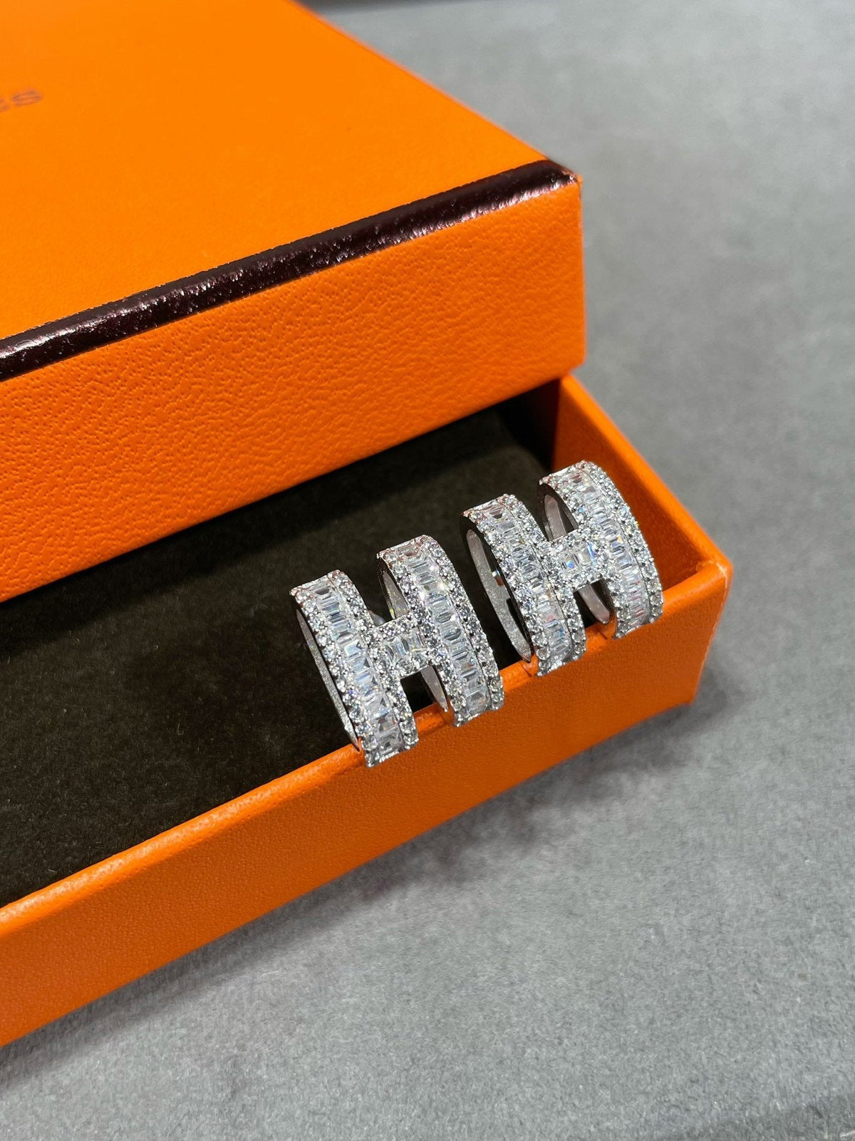 ??MIRA?¡¥H STUD EARRINGS WITH SILVER DIAMONDS