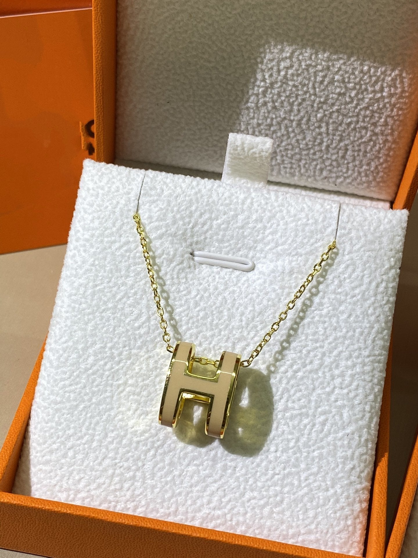 ??MIRA?¡¥HM CLIC YELLOW ENAMEL GOLD NECKLACE